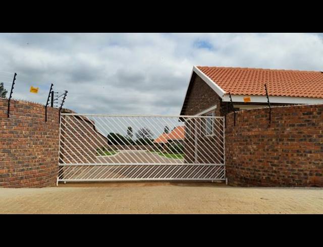 2 BEDROOM TOWNHOUSE FOR SALE IN RIVERSDALE
